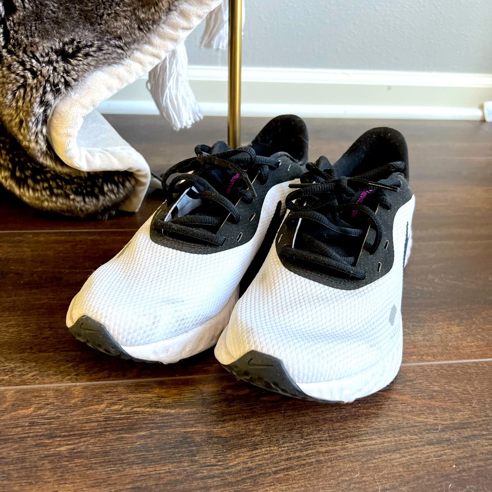 Cute White Nike sneaker.   Size 9